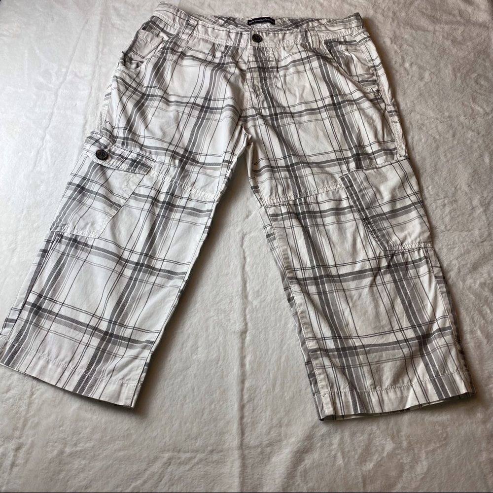 Cedar Wood State White Gray Plaid Capris Size 34